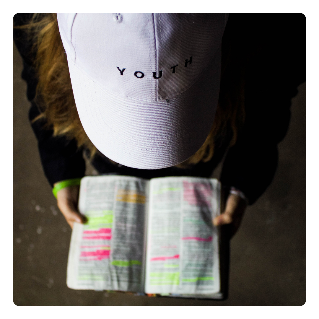 ungdom håller i bibel - konfirmation